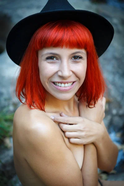 Atractiva Joven Pelirroja Mujer Desnuda Sombrero Negro Aire Libre — Foto de Stock