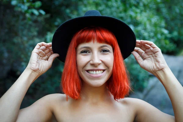 Attrayant Jeune Femme Nue Aux Cheveux Rouges Chapeau Noir Plein — Photo