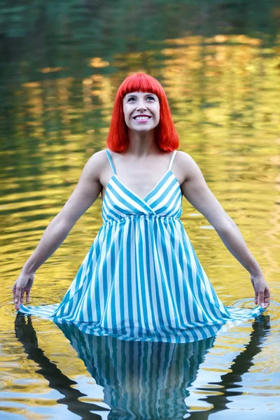Feliz Bela Mulher Cabelos Vermelhos Vestido Azul Posando Lago — Fotografia de Stock