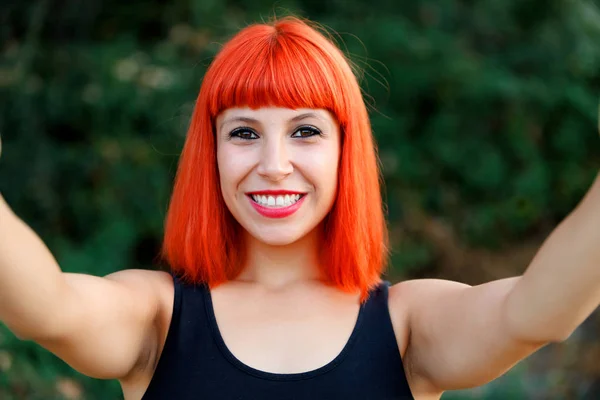 黒服夏の公園でポーズをとって幸せな美しい赤髪若い女 — ストック写真
