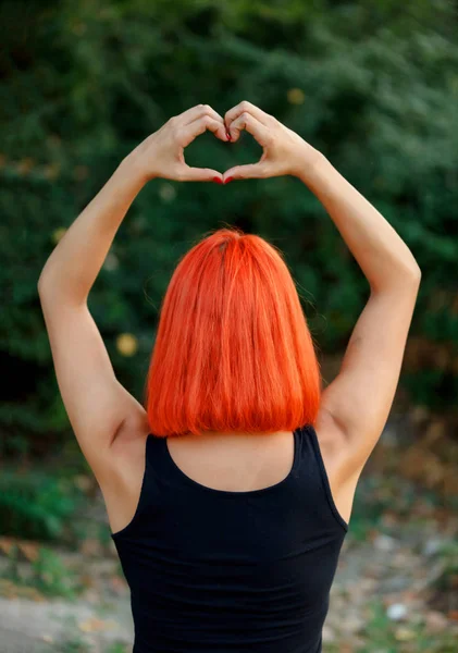 Mooie Rode Donkerharige Jonge Vrouw Maken Hart Vorm Symbool Voor — Stockfoto