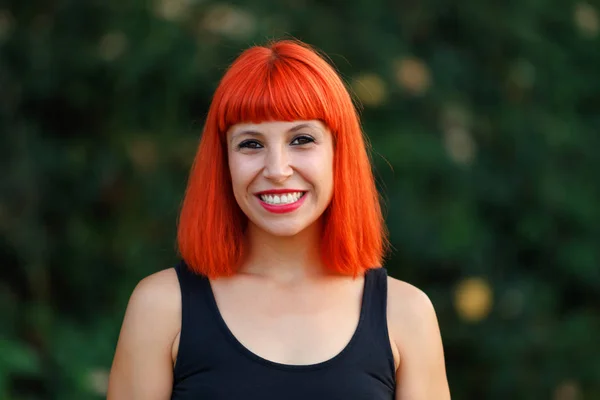 Glada Vackra Röda Haired Ung Kvinna Svarta Kläder Poserar Sommaren — Stockfoto