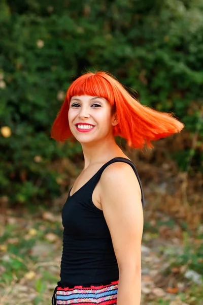 Heureux Belle Rousse Jeune Femme Aux Cheveux Vêtements Noirs Posant — Photo