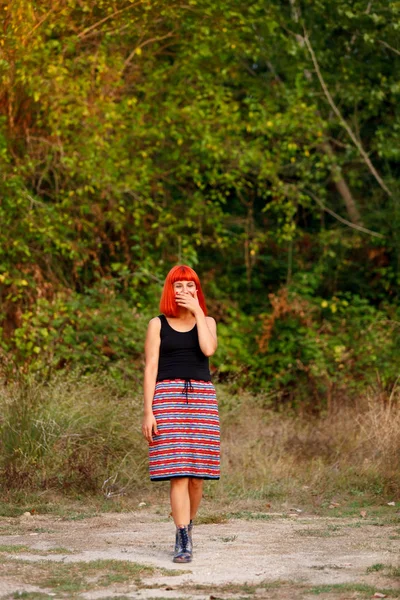 Vonzó Fiatal Nőt Walking Nyári Erdőben — Stock Fotó