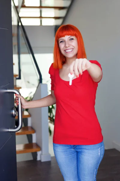 Felice Bella Rossa Giovane Donna Con Rosso Shirt Posa Casa — Foto Stock