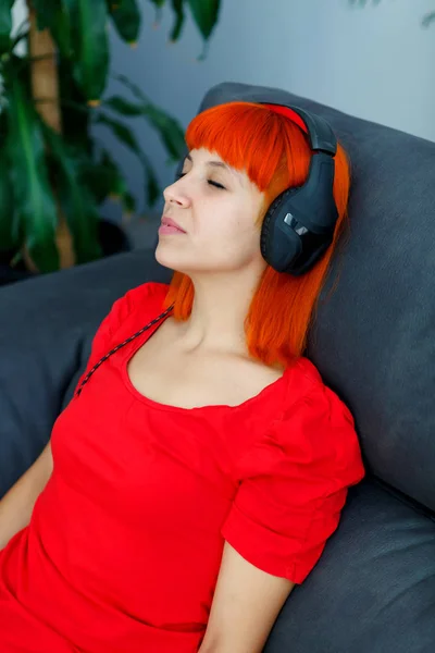 Ruiva Mulher Feliz Roupas Vermelhas Ouvir Música Fones Ouvido Casa — Fotografia de Stock