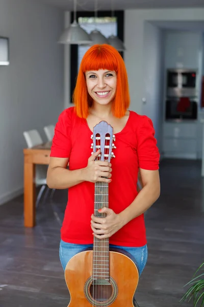 Рыжая Счастливая Молодая Женщина Гитарой Дома — стоковое фото