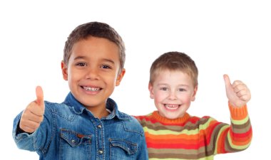 iki sevimli küçük çocuklar üzerinde izole beyaz arka plan Yaşasın gösterilen portresi