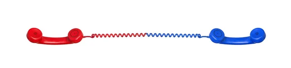 Rote Und Blaue Telefone Durch Kabel Auf Weißem Hintergrund Isoliert — Stockfoto