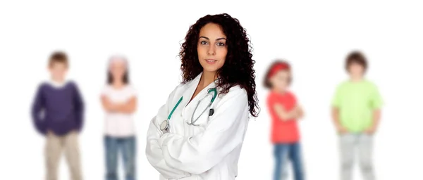 Brunette Jonge Dokter Tegen Wazig Kinderen Geïsoleerd Witte Achtergrond — Stockfoto