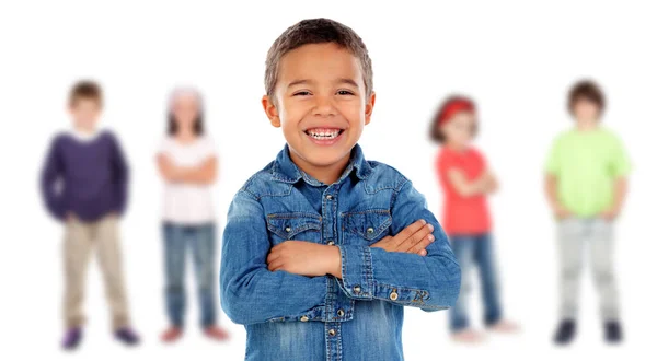 Felice Ragazzino Sorridente Contro Vista Offuscata Dei Suoi Amici — Foto Stock