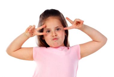 küçük kız izole üzerinde beyaz arka plan poz