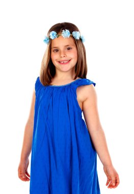 Beyaz arka plan üzerinde izole mavi çiçek çelenk ile güzel küçük kız