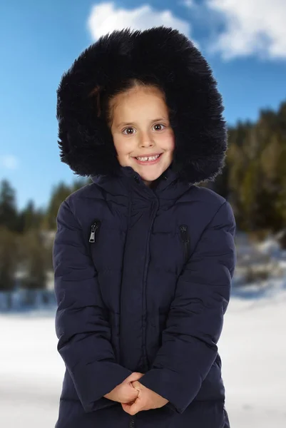 Κορίτσι Μαύρο Παλτό Και Κουκούλα Στο Χειμερινό Πάρκο — Φωτογραφία Αρχείου