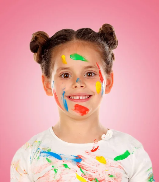 Grappig Meisje Met Handen Gezicht Bedekt Met Verf Roze Achtergrond — Stockfoto