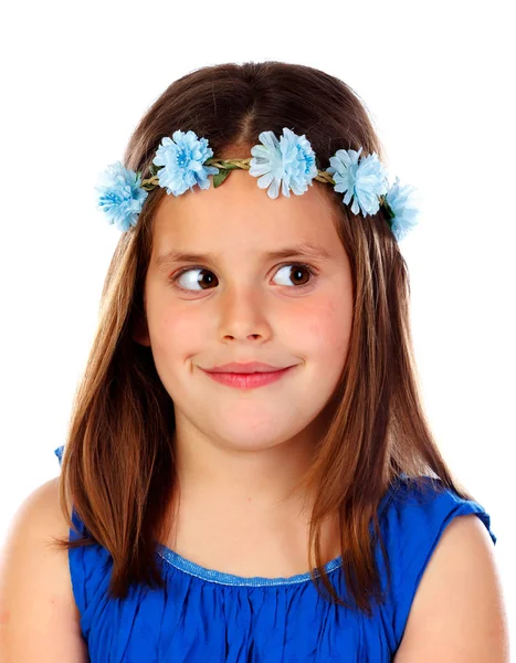 Schönes Kleines Mädchen Mit Blauem Blumenkranz Isoliert Auf Weißem Hintergrund — Stockfoto