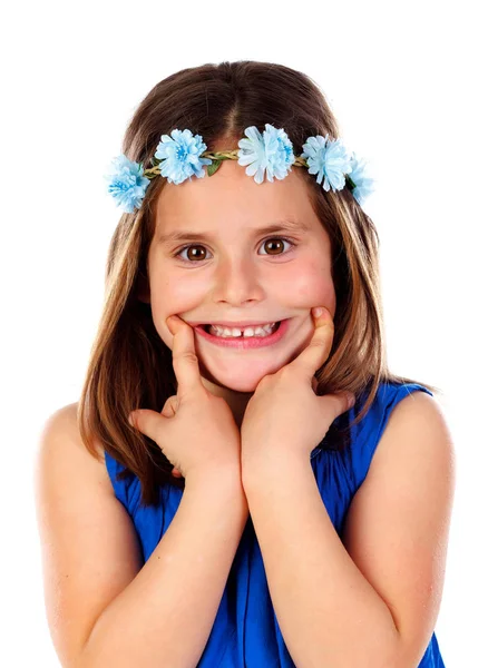 Hermosa Niña Con Corona Floral Azul Mostrando Sonrisa Aislada Sobre — Foto de Stock