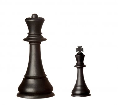 Büyük siyah Kral ve beyaz arka plan üzerinde izole küçük Kraliçe satranç taşları