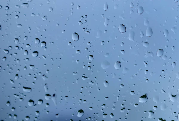 Saubere Wassertropfen Auf Blauem Glas Schöner Monochromer Hintergrund — Stockfoto