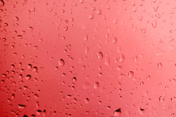 Gocce Acqua Pulite Vetro Rosso Bellissimo Sfondo Monocromatico — Foto Stock