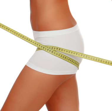 Güzel ince kadın vücudu üzerinde beyaz arka plan izole ölçme