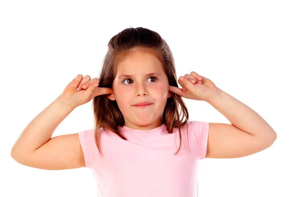 Счастливая Маленькая Девочка Розовой Футболке Закрывая Уши Изолированы Белом Фоне — стоковое фото