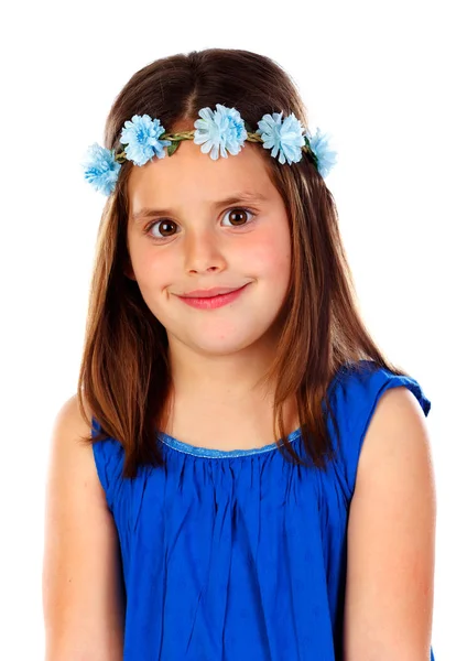 美丽的小女孩与蓝色花卉花圈孤立的白色背景 — 图库照片