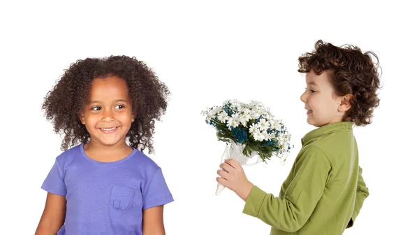 Kleiner Junge Gibt Blumenstrauß Mädchen Isoliert Auf Weißem Hintergrund — Stockfoto