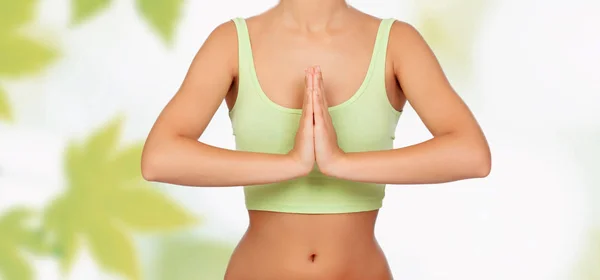 Femme Faisant Yoga Avec Des Feuilles Vertes Fond — Photo