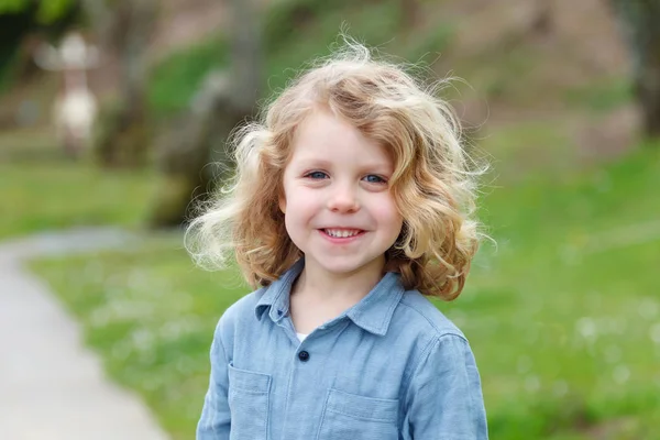 Uzun Sarı Saçlı Doğanın Keyfini Mutlu Küçük Çocuk — Stok fotoğraf