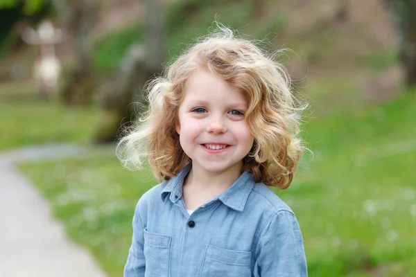 Glad Liten Pojke Med Långa Blonda Hår Njuter Naturen — Stockfoto