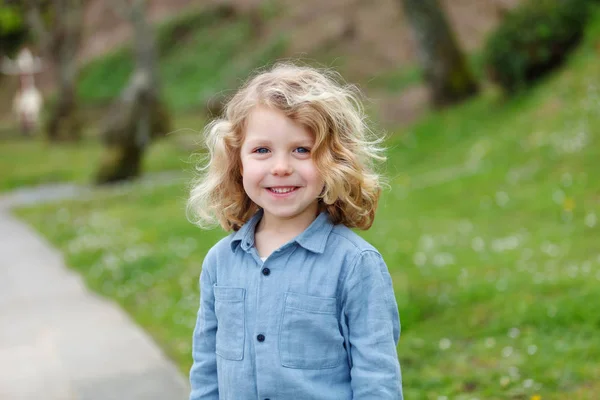 Glad Liten Pojke Med Långa Blonda Hår Njuter Naturen — Stockfoto