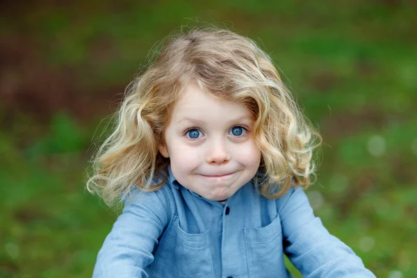 Uzun Sarı Saçlı Doğanın Keyfini Hayran Küçük Çocuk — Stok fotoğraf