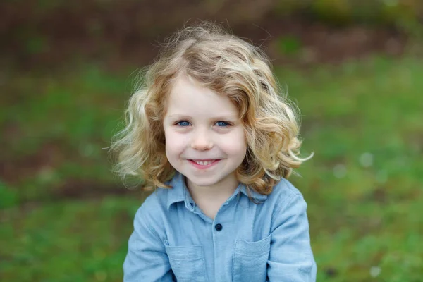 Glad Liten Pojke Med Långa Blonda Hår Njuter Naturen — Stockfoto