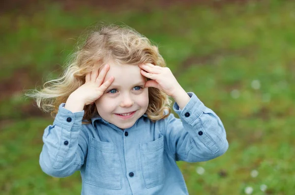 Ευτυχισμένος Μικρό Αγόρι Μακριά Ξανθά Μαλλιά Απολαμβάνοντας Φύση — Φωτογραφία Αρχείου