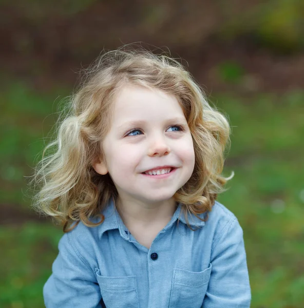 Glad Liten Pojke Med Långa Blonda Hår Njuter Naturen — Stockfoto