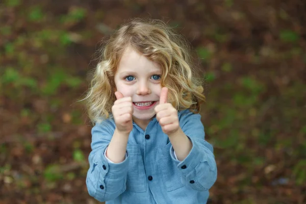 Счастливый Маленький Мальчик Длинными Светлыми Волосами Показывающий Большие Пальцы Открытом — стоковое фото