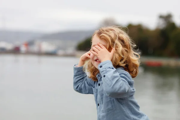 Heureux Petit Garçon Avec Longs Cheveux Blonds Posant Près Rivière — Photo