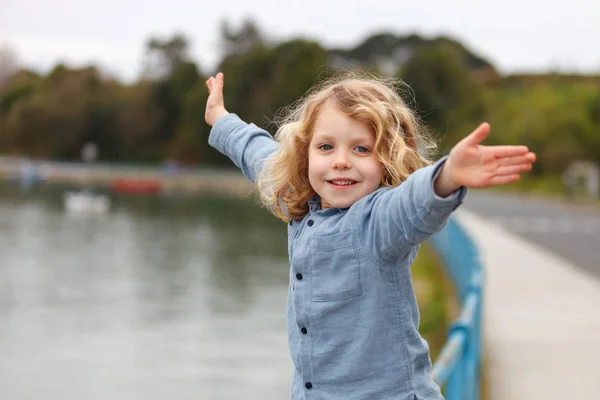 Heureux Petit Garçon Aux Longs Cheveux Blonds Posant Avec Les — Photo