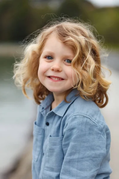 Uzun Sarı Saçlı Nehri Yakınında Poz Mutlu Küçük Çocuk — Stok fotoğraf