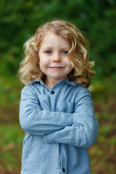 Šťastný Chlapeček Dlouhé Blond Vlasy Pózuje Rukama Přes Venkovní — Stock fotografie