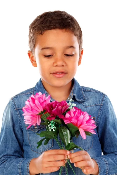 可爱的小非洲男孩在牛仔衬衫与美丽的花束粉红色的花朵隔绝白色背景 — 图库照片