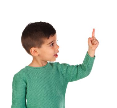 Beyaz arka plan üzerinde izole parmağıyla işaret eden küçük boy gülümseyerek