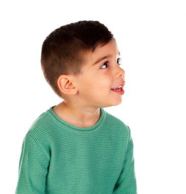 Beyaz arka plan üzerinde izole yeşil giysili küçük boy gülümseyerek