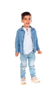 Beyaz arka plan üzerinde tam uzunlukta izole denim giyim gülümseyen küçük çocuk