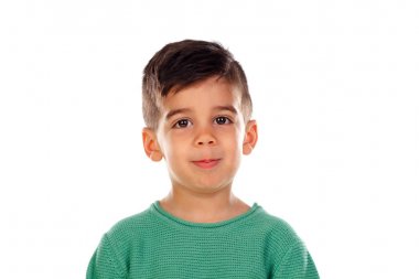 Beyaz arka plan üzerinde izole yeşil giysili küçük boy gülümseyerek
