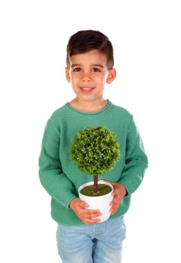 Beyaz arka plan üzerinde izole pot bitki tutan yeşil giysili küçük boy gülümseyerek