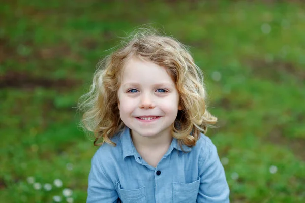 Щасливий Маленький Хлопчик Довгим Світлим Волоссям Насолоджується Природою — стокове фото