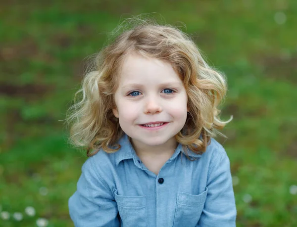 Glad Liten Pojke Med Långa Blonda Hår Njuter Naturen — Stockfoto