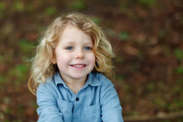 Glücklicher Kleiner Junge Mit Langen Blonden Haaren Genießt Die Natur — Stockfoto